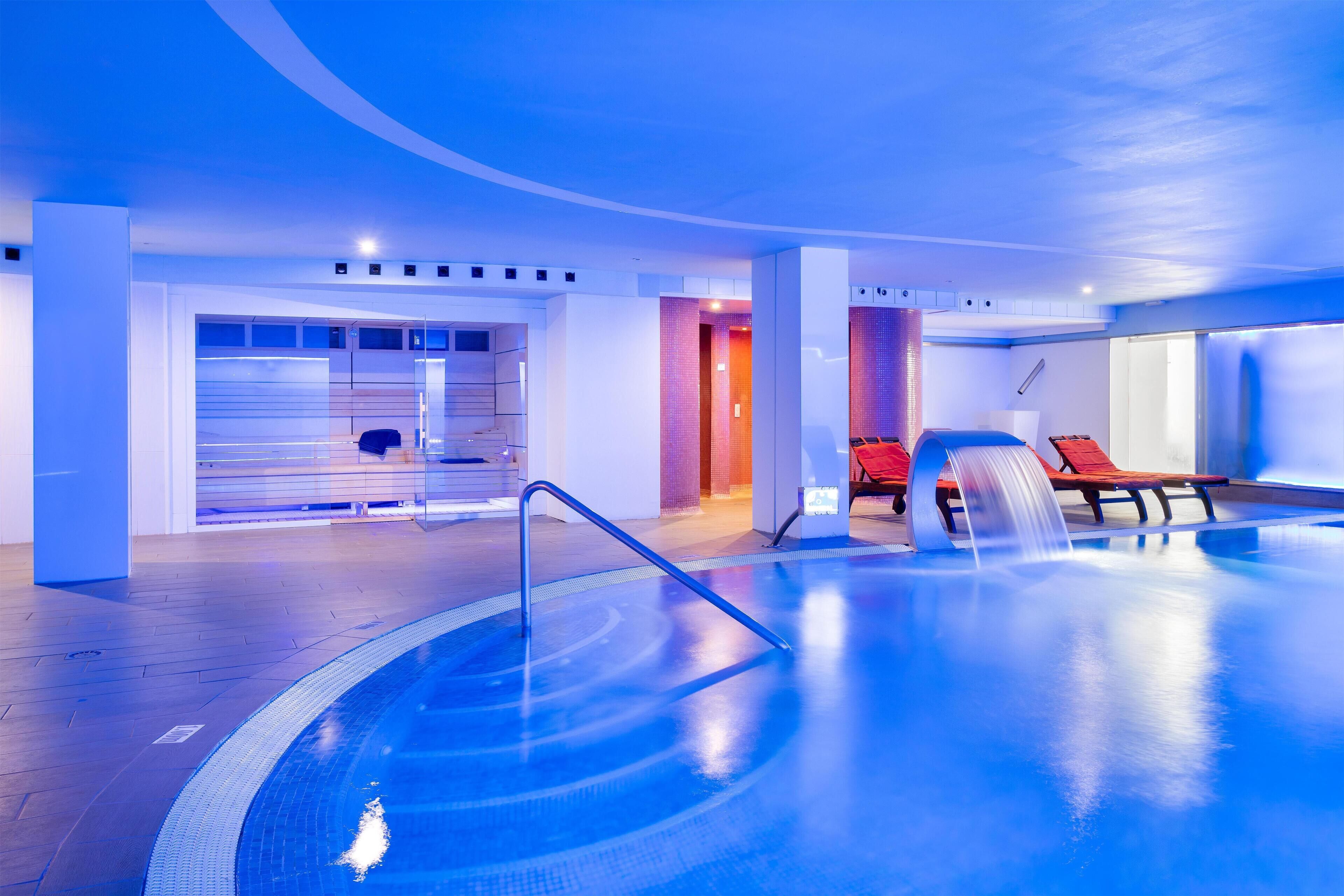 2 piscines extérieures, parasols de plage, chaises longues