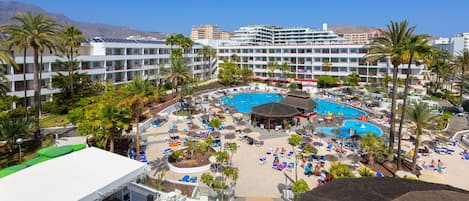 2 piscines extérieures, parasols de plage, chaises longues