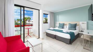 Tweepersoons Club Alexandre | Luxe beddengoed, een minibar, een bureau, geluiddichte muren