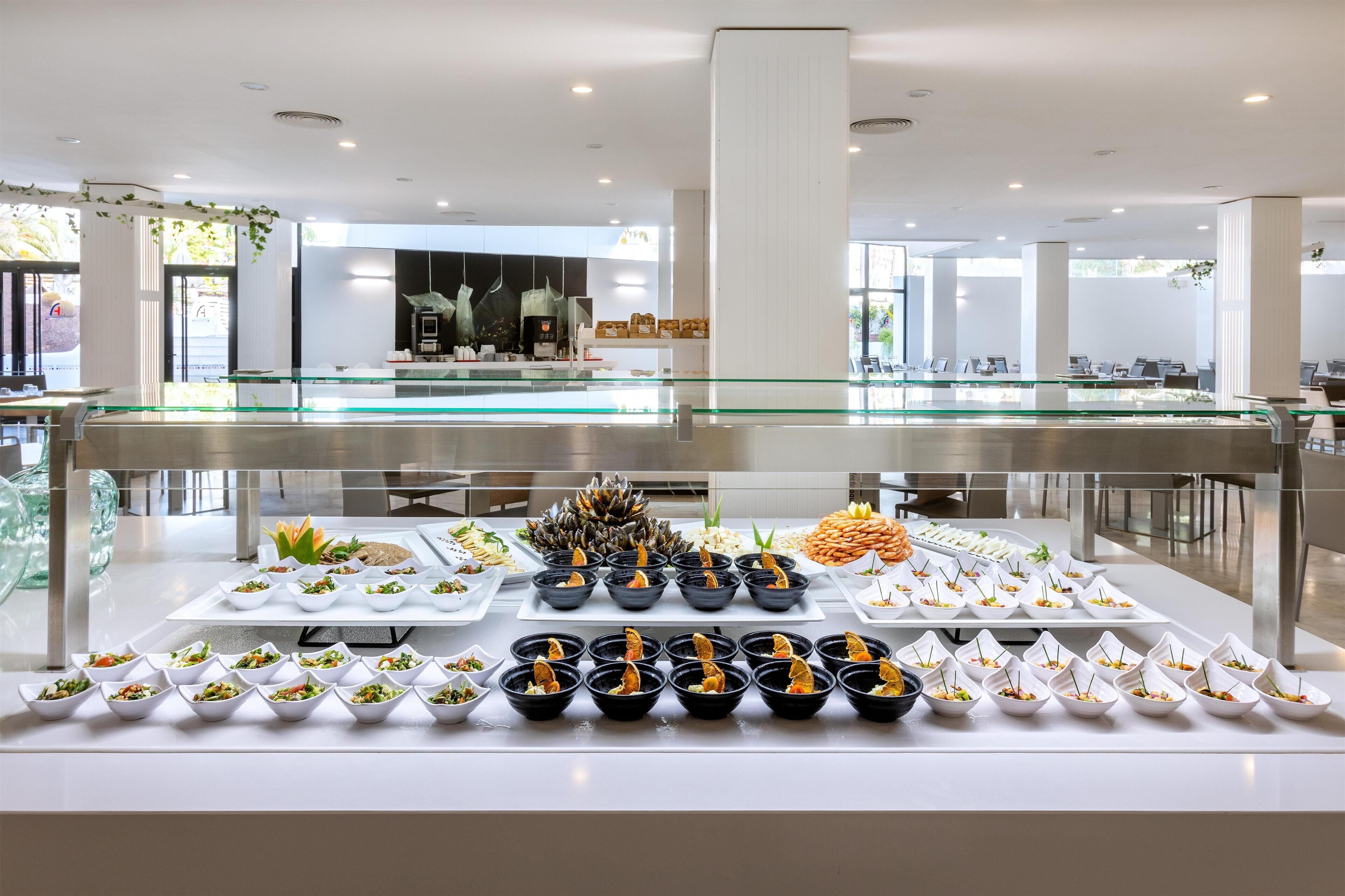 Serveert ontbijt, lunch en diner