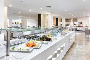 早餐，供應午餐和晚餐