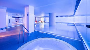 Un sauna, una bañera de hidromasaje, baño turco, baño turco/hammam