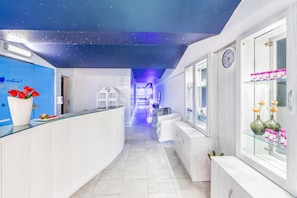 Sauna, hot tub, steam room, Turkish bath/hammam, body treatments