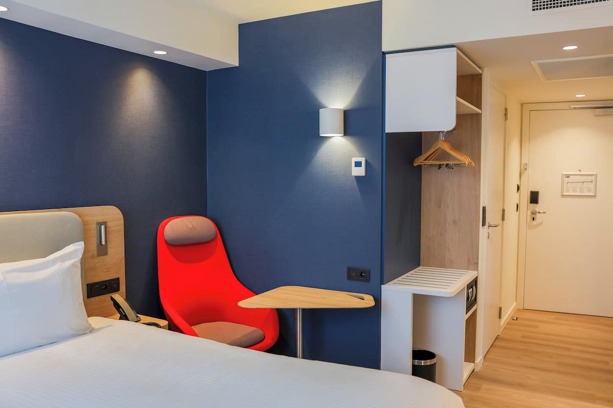 Literie hypoallergénique, lit avec matelas à plateau-coussin, minibar