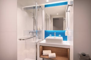 Shower, rainfall showerhead, eco-friendly toiletries, hair dryer - Holiday Inn Express & Suites Ghent by IHG (Ghent)