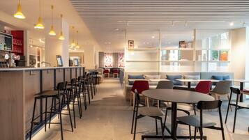 Bar-salon dans le hall