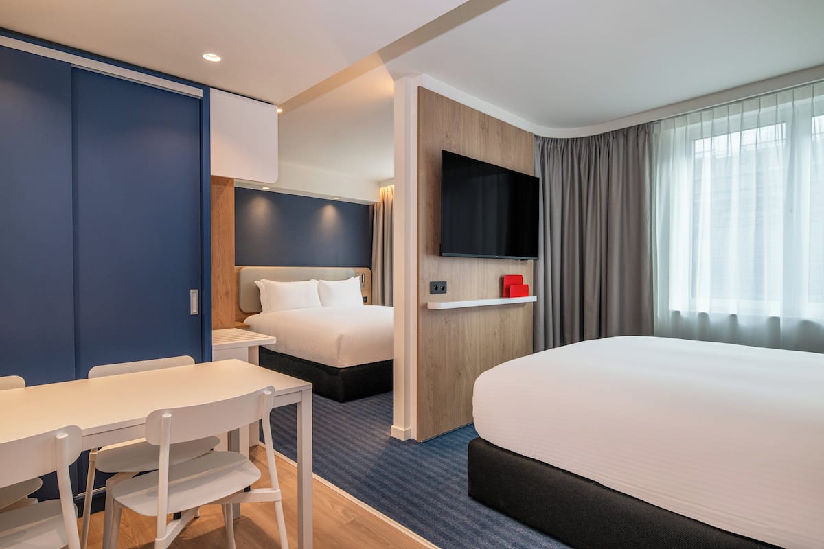Suite, 2 chambres | Literie hypoallergénique, lit avec matelas à plateau-coussin, minibar