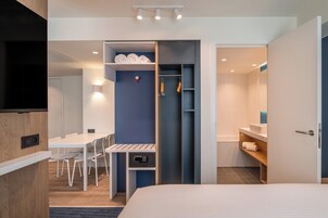 Literie hypoallergénique, surmatelas, minibar