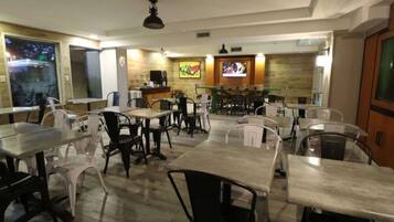 Café da manhã com buffet grátis todos os dias