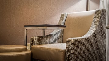 Luxe beddengoed, een bureau, verduisterende gordijnen