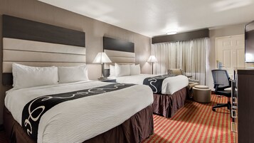 Roupas de cama premium, escrivaninha, cortinas blackout