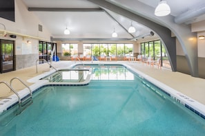 Innenpool, geöffnet von 08:00 Uhr bis 23:00 Uhr, Liegestühle