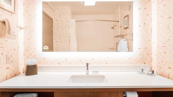 Combined shower/bathtub, free toiletries, hair dryer, towels