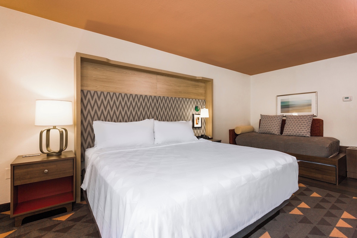 Standard Room, Multiple Beds | Premium bedding, pillowtop beds, desk, blackout drapes
