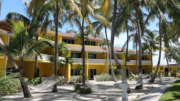 Standard Room, 2 Queen Beds, Garden View | Premium bedding, pillow-top beds, in-room safe, blackout curtains