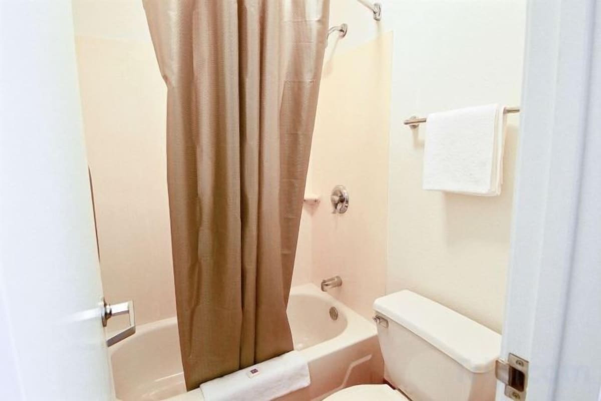 Combined shower/bathtub, towels
