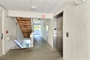 Interior - Motel 6 Nashua, NH - South (Nashua)