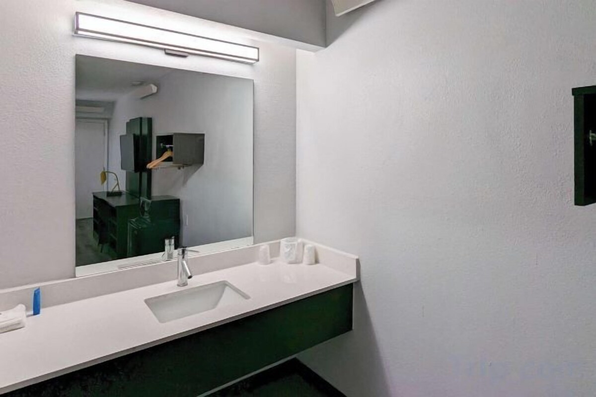 Combined shower/tub, towels