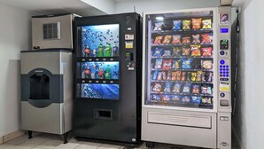 Een automaat met snacks en een drankdispenser.
