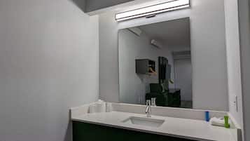 Combined shower/tub, towels