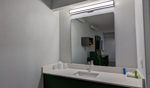 Kombinasi shower/bathtub dan handuk