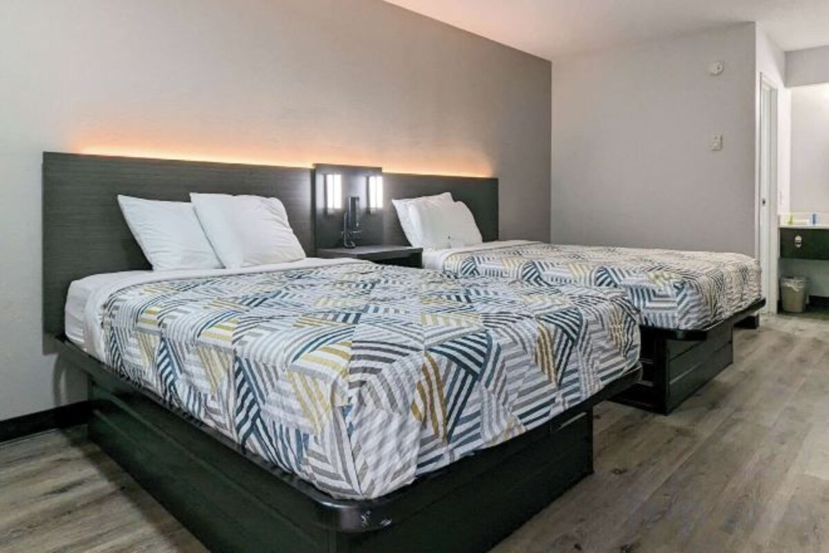2 Full Beds | ADA/Tub