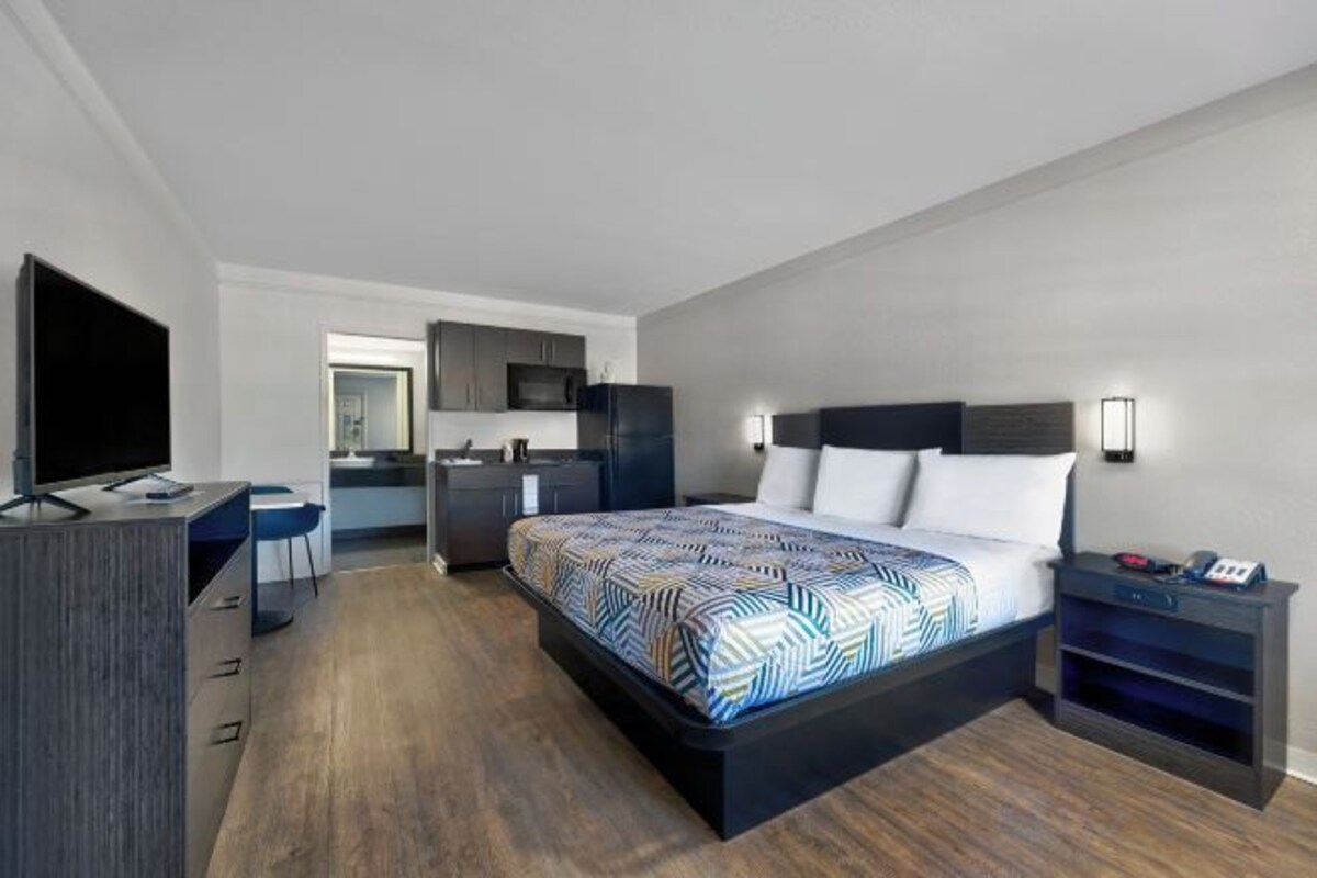 1 King Bed