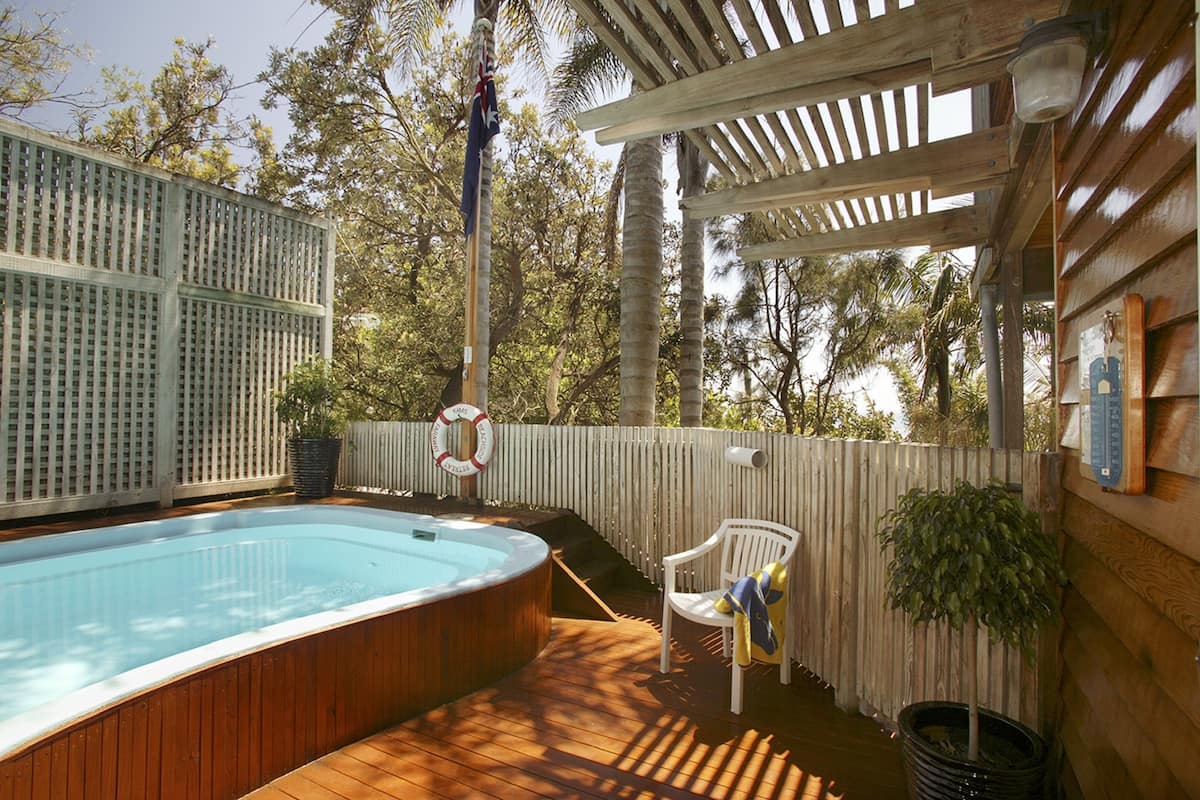 Deluxe-værelse - 1 kingsize-seng - privat pool - havudsigt | Senge med topmadrasser, pengeskab på værelset, skrivebord