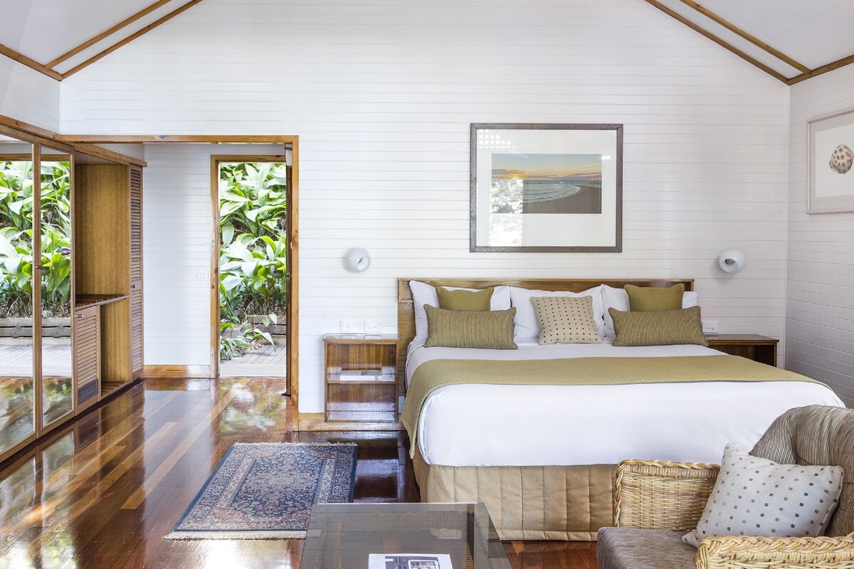 Bungalow, 1 King Bed, Hot Tub, Garden Area | Pillowtop beds, in-room safe, desk, iron/ironing board
