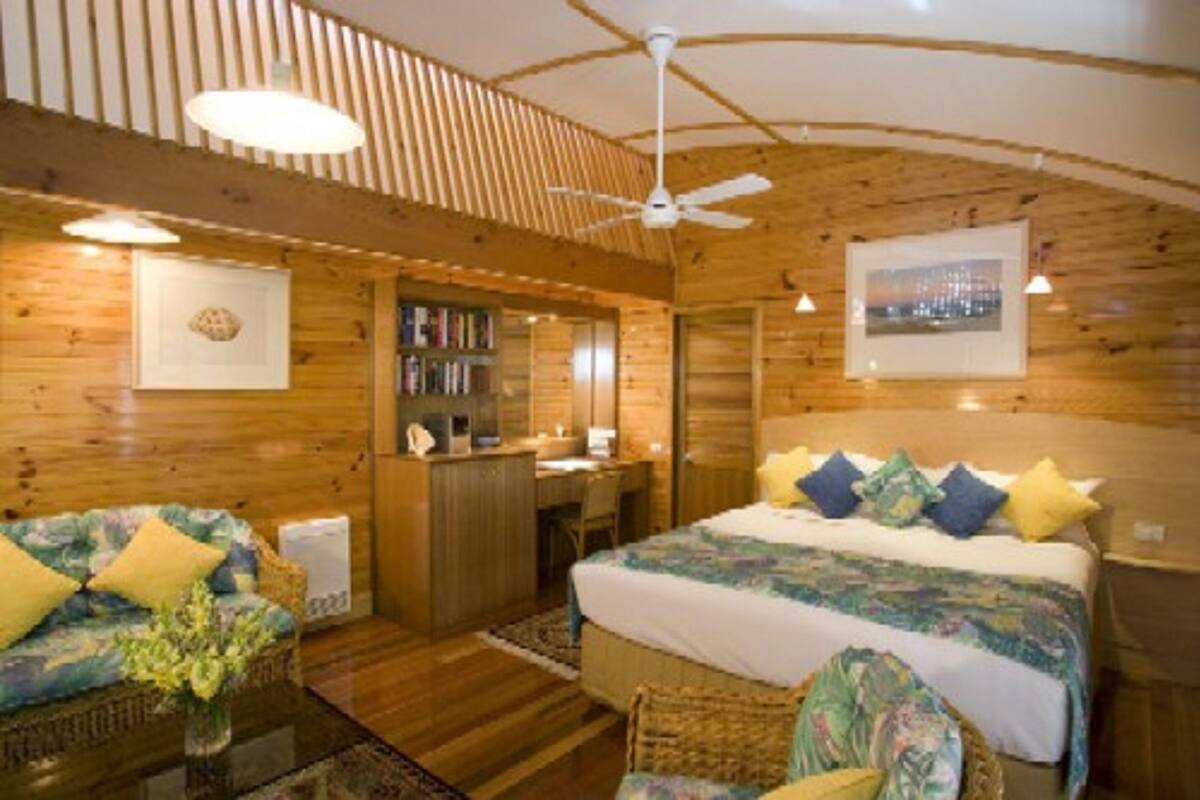 Camas com colchões pillow-top, cofres nos quartos, escrivaninha