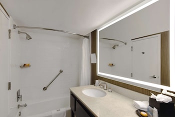 Combined shower/tub, deep soaking tub, rainfall showerhead at Hotel Tampa Riverwalk