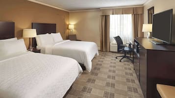 Huone, 2 keskisuurta parisänkyä, tupakointi kielletty | Työpöytä, kannettavalle tietokoneelle sopiva työtila, pimennysverhot