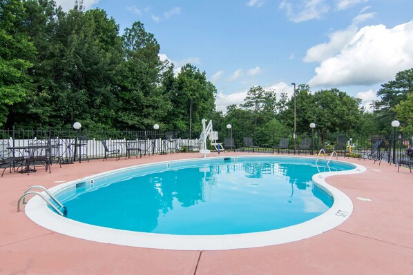 Piscine extérieure (ouverte en saison)