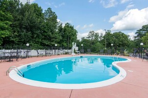 Una piscina al aire libre de temporada