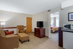 Desk, laptop workspace, blackout curtains, iron/ironing board - Comfort Inn Chester - Richmond South (Chester)