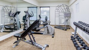 A gym with exercise equipment, a mirror, and a wall-mounted clock. - Comfort Inn Chester - Richmond South (Chester)