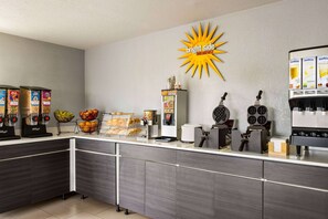 Breakfast area - La Quinta Inn by Wyndham San Antonio Lackland (San Antonio)