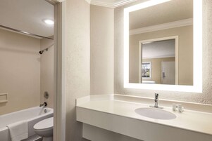 Combined shower/tub, free toiletries, hair dryer, towels