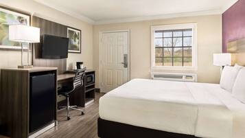 Room, 1 King Bed, Non Smoking | Premium bedding, desk, blackout drapes, iron/ironing board