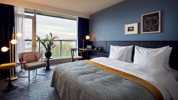 Quarto casal luxo | 1 quarto, roupas de cama antialérgicas, frigobar, cofres nos quartos
