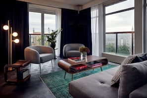 Family Suite | Hypo-allergenic bedding, minibar, in-room safe, desk
