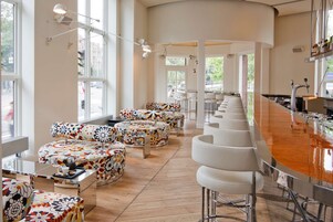 Desayuno buffet diario (EUR 28.5 por persona)