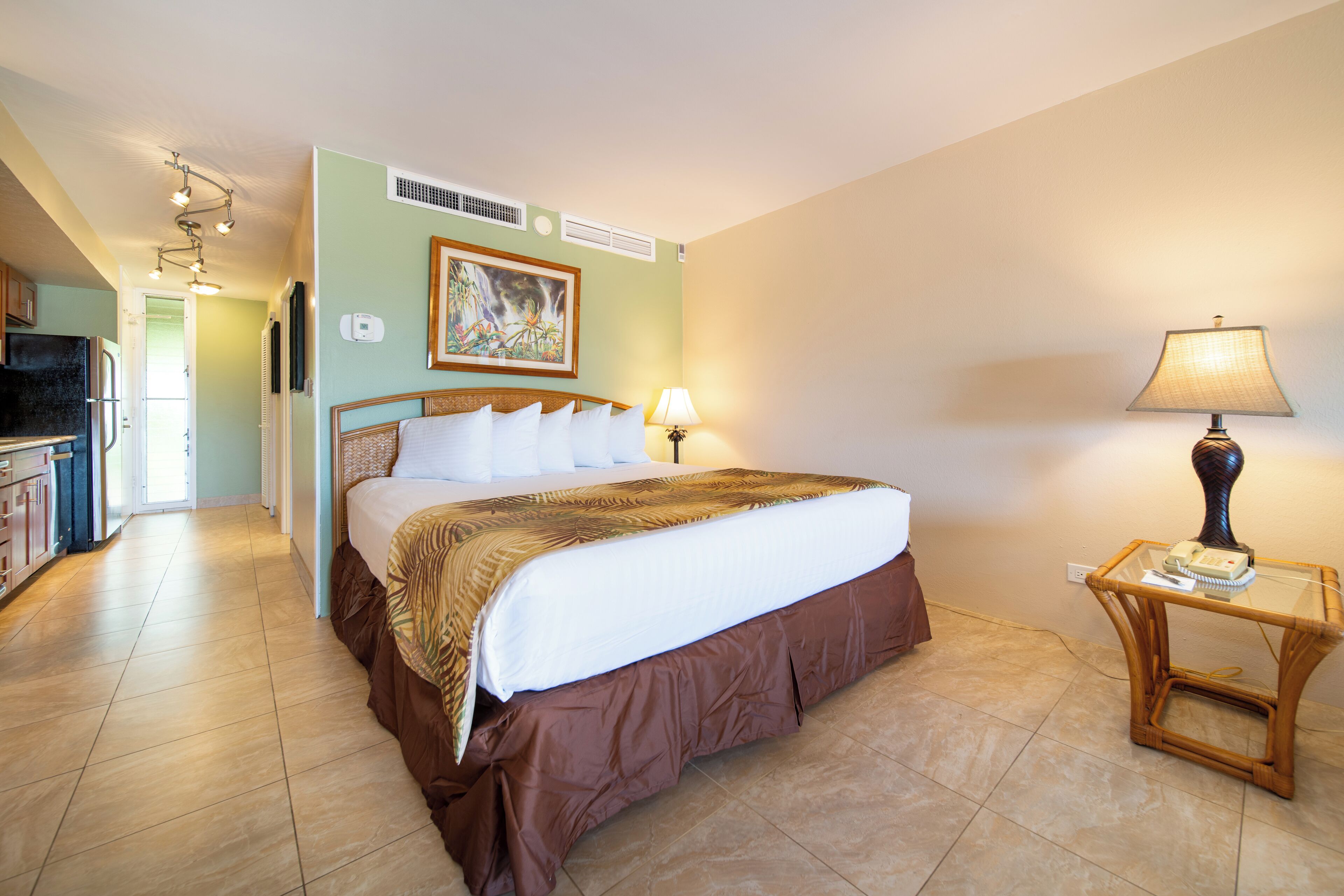 Individuell inredning, unika möbler och arbetsyta för laptop