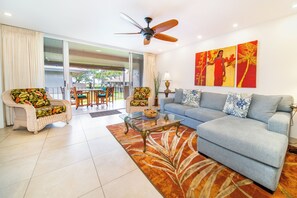 Leilighet, 1 soverom, delvis havutsikt (Unit H206 ,1Bath) | Oppholdsområde | En 32-tommers LCD-TV med kabel-kanaler samt DVD-spiller