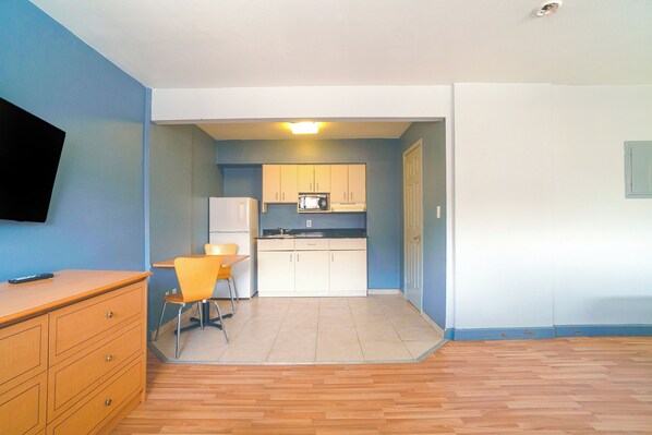 Room, 1 Single Bed, Smoking, Kitchenette | Private kitchenette