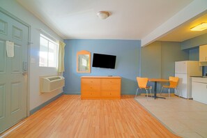 Een koelkast/vriezer, een magnetron, een koffiezetapparaat/waterkoker