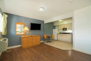 Refrigerador con congelador, microondas, cafetera y tetera y comedor