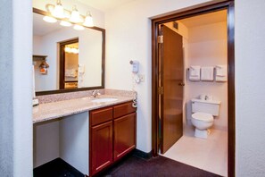 Down duvets, desk, blackout curtains, iron/ironing board - Quality Inn Stadium Area Green Bay Stadium (Green Bay)