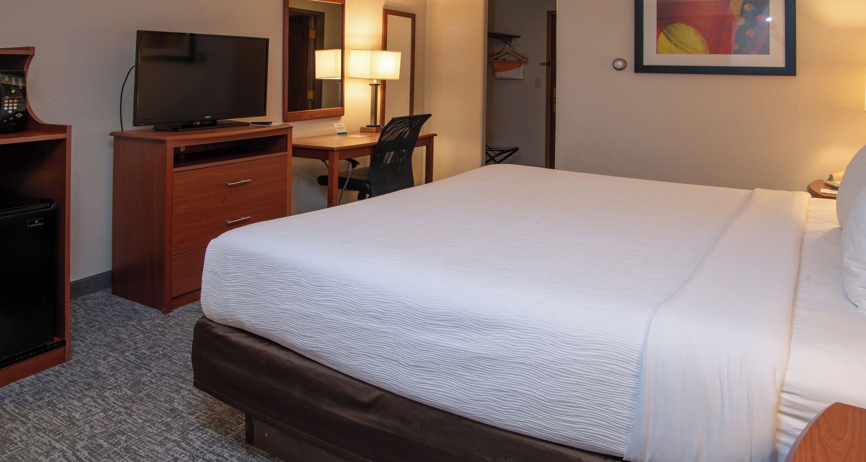 standard room, 1 king bed, non smoking | down duvets, desk, blackout curtains, iron/ironing board