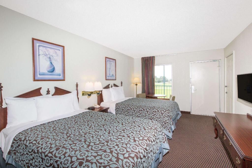 办公桌、免费 WiFi、床单